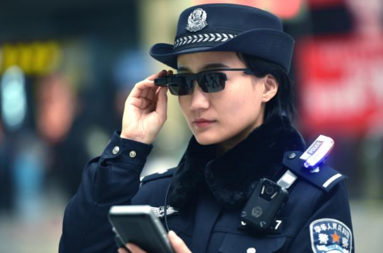En China, los policias utilizan gafas de reconocimiento facial