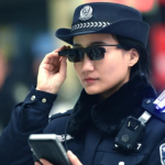 En China, los policias utilizan gafas de reconocimiento facial