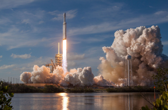 Spacex lanzó con éxito su halcón cohete pesado