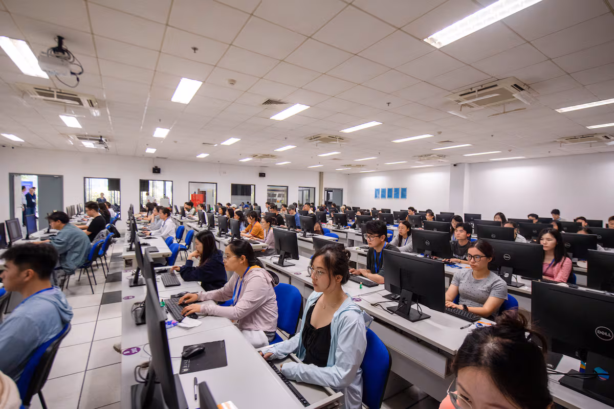 ¿Por qué cada vez hay más estudiantes destacados en la universidad? Es culpa de ChatGPT | Tecnología