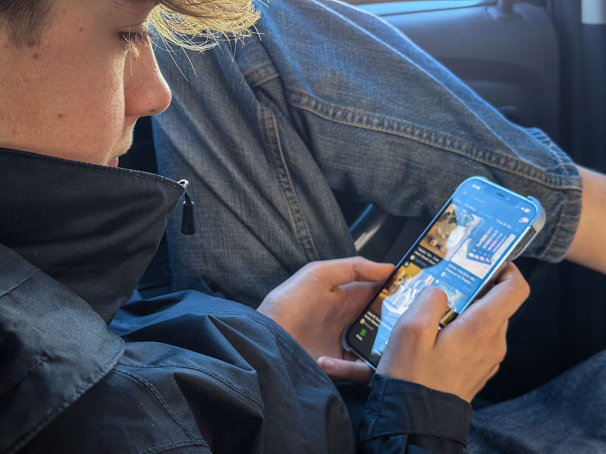 Los adolescentes de familias con menos recursos sufren más problemas por el uso excesivo de internet | Tecnología