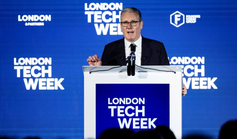 Starmer da un ultimátum a las empresas de tecnología para que prohíban a los menores fotografiar o compartir imágenes de desnudos