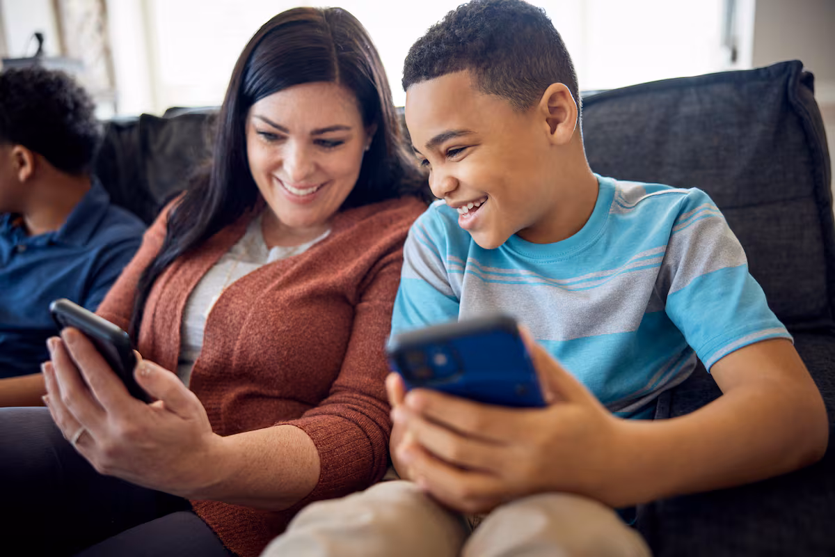 ¿Los padres comparten demasiada información en línea? Riesgos ocultos para los niños | Tecnología