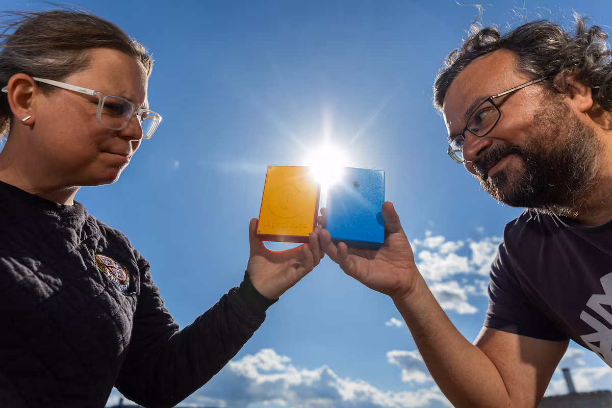 Con un dispositivo que convierte la luz en sonido y atraviesa la piel: así los ciegos pueden disfrutar del eclipse | Sociedad